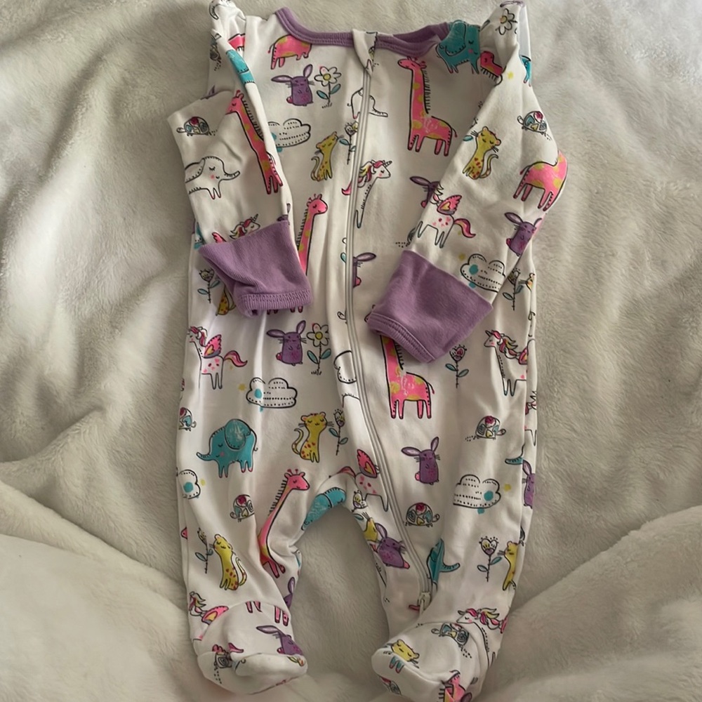 Gently used sleeper.Brand:Wonder Nation Size:0-3.Sleeves can turn into mittens